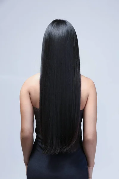 Femme aux longs cheveux raides — Photo