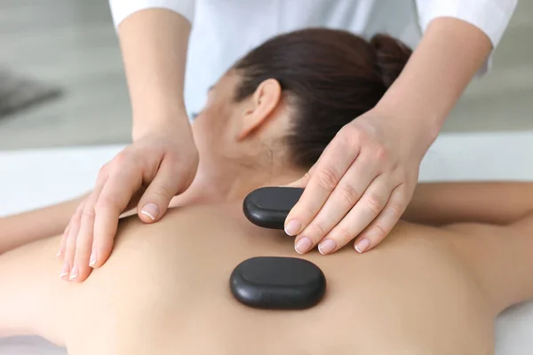 Femme dans le salon de spa — Photo