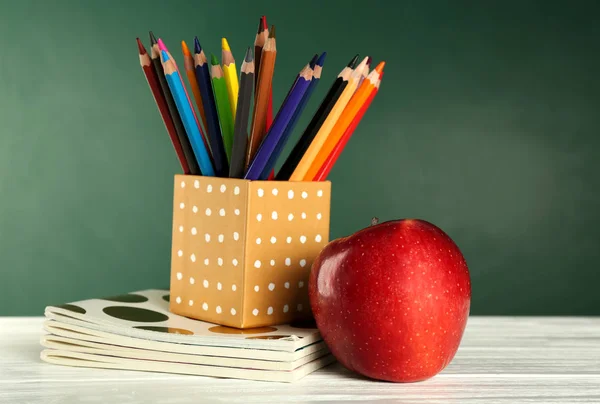 Lápices de colores en el titular — Foto de Stock