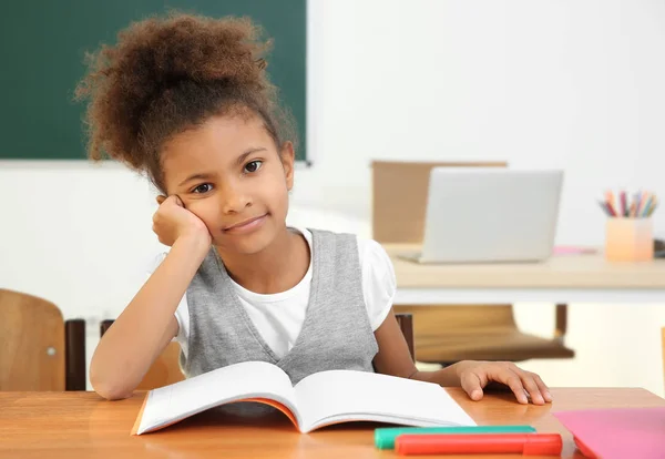 Porträt der schönen afrikanischen Grundschülerin — Stockfoto