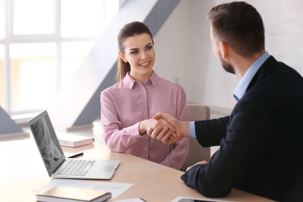 Manager and client shaking hands in office — Stock Photo, Image