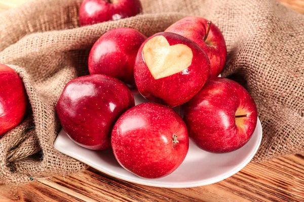 Тарелка со свежими красными яблоками — стоковое фото