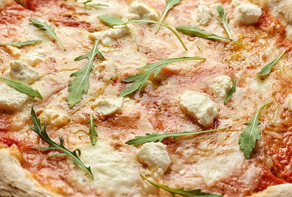 Pizza fresca Four Cheese con ingredientes — Foto de Stock