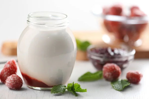 Frasco de vidro com iogurte saboroso — Fotografia de Stock