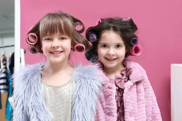 Meninas bonitos brincando com as coisas de sua mãe em casa — Fotografia de Stock