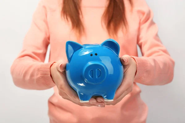 Woman with piggy bank — Stock Photo, Image