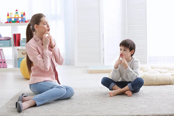 Menino no consultório de fonoaudiologia — Fotografia de Stock