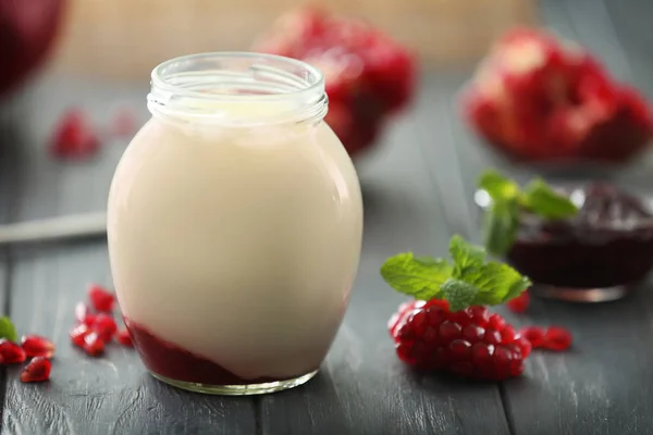 Glas mit köstlichem Joghurt — Stockfoto