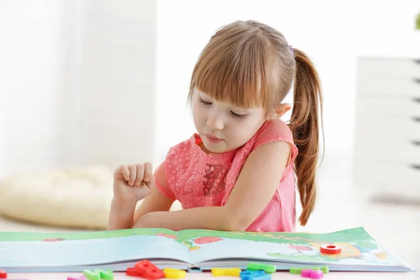 Girl at speech therapist office — Stock Photo, Image