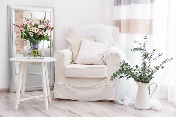 Interior design szoba, gyönyörű virágok — Stock Fotó