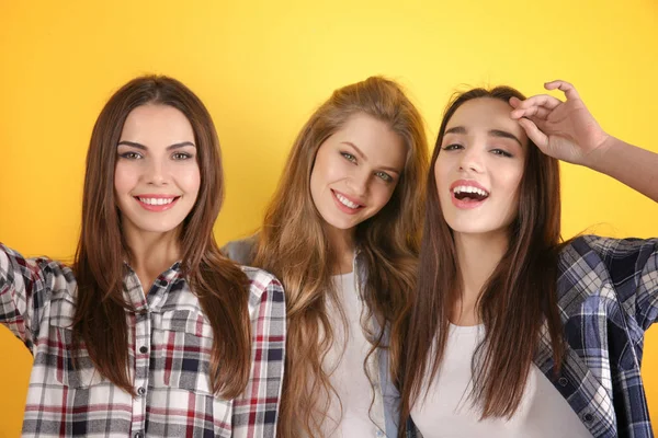 Vackra unga kvinnor som tar selfie — Stockfoto