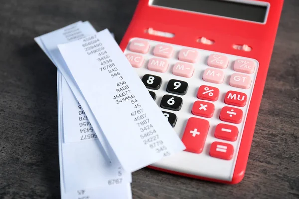 Vergi faturaları ve kırmızı hesap makinesi — Stok fotoğraf