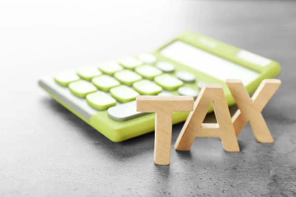 Slovo daň a kalkulačka — Stock fotografie