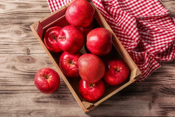 Boîte aux pommes rouges fraîches — Photo