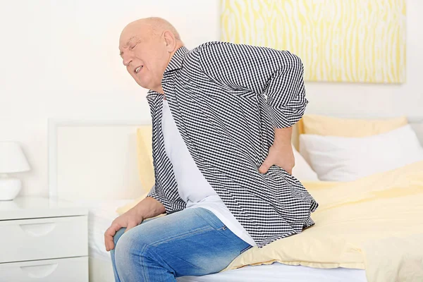 등의 통증으로 고생하는 사람 — 스톡 사진