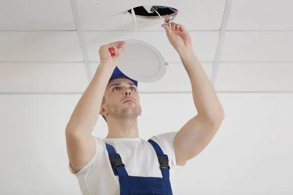 Elektricien herstellen licht — Stockfoto