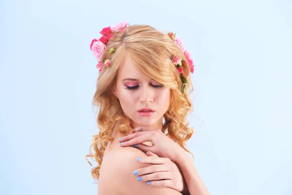 Mujer joven con flores en el pelo — Foto de Stock