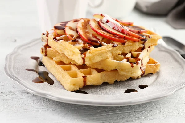 Leckere Waffeln mit Apfelscheiben — Stockfoto