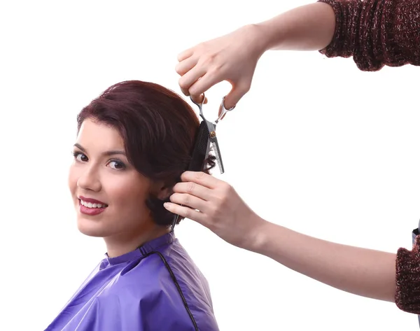 Peluquería haciendo hermoso corte de pelo — Foto de Stock