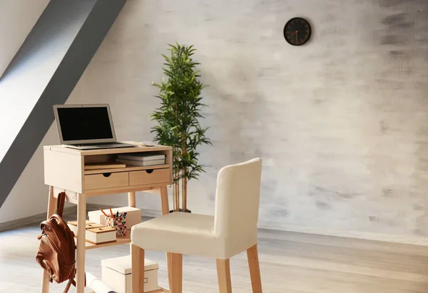 High desk with laptop — Stock Photo, Image