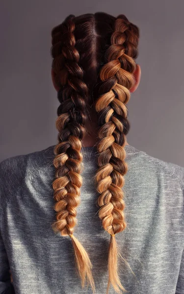 Jeune femme avec une belle coiffure — Photo