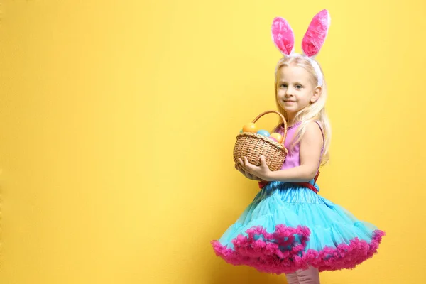 Meisje met bunny oren — Stockfoto