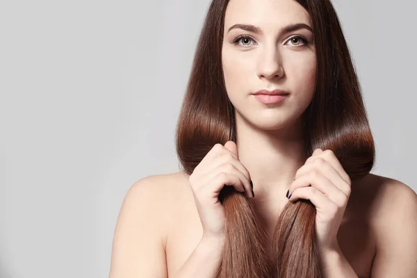 Mulher com cabelos longos e lisos — Fotografia de Stock