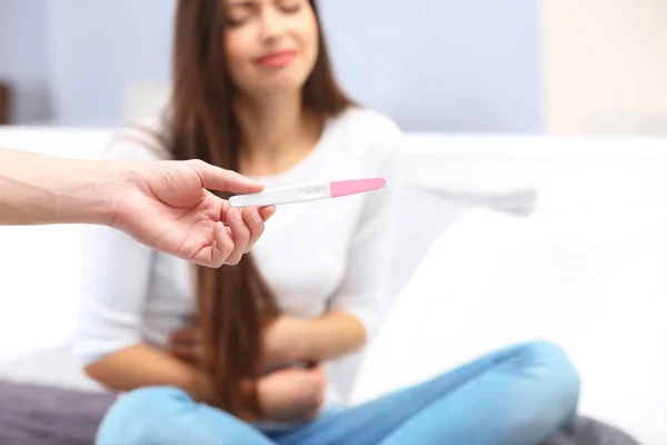 Γυναίκα γιατρό με τεστ εγκυμοσύνης — Φωτογραφία Αρχείου
