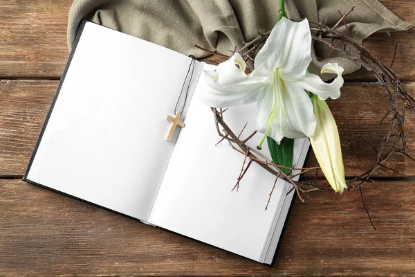 Библия, терновый венец и белая лилия — стоковое фото