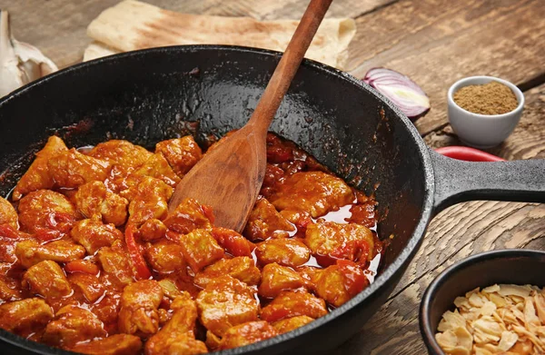 Sartén con sabroso pollo tikka masala, primer plano — Foto de Stock