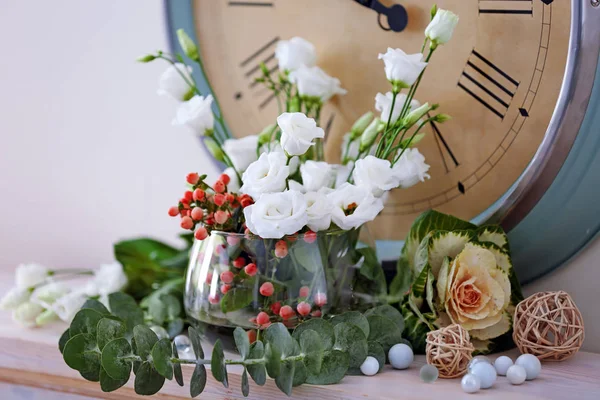 Bela composição com flores frescas — Fotografia de Stock