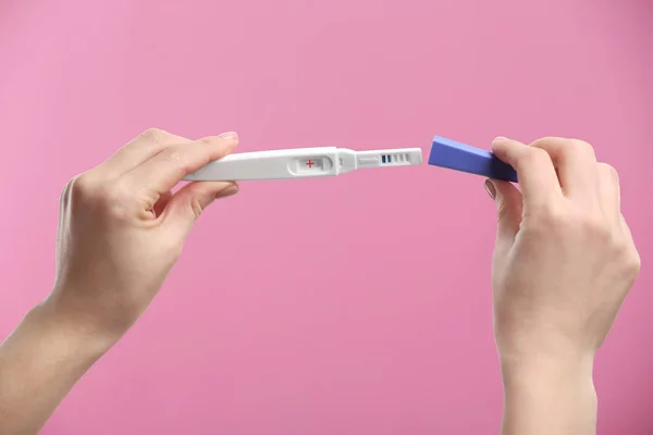 Pregnancy test in hands — Stock Photo, Image