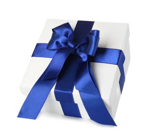 Hermosa caja de regalo con cinta azul — Foto de Stock