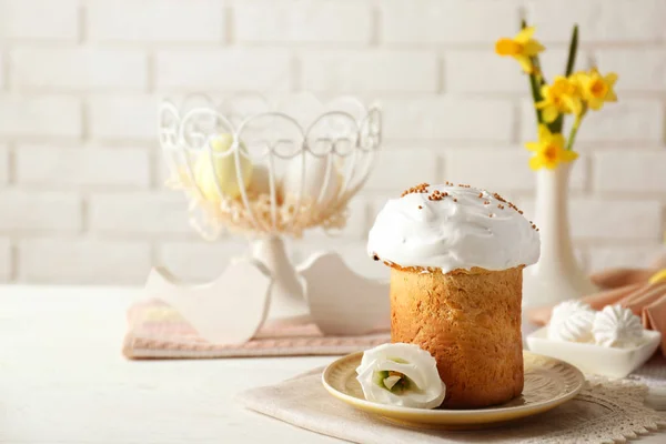 Тарелка со сладким пасхальным тортом — стоковое фото