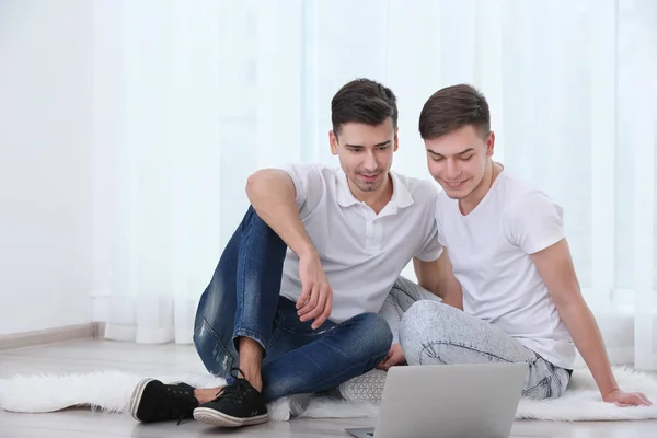 Feliz pareja gay —  Fotos de Stock