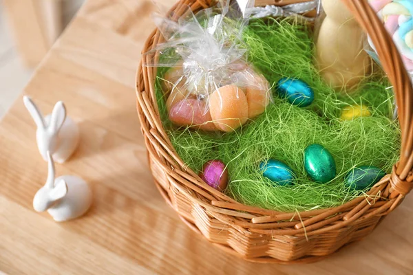 Velikonoční dárky v košíku — Stock fotografie
