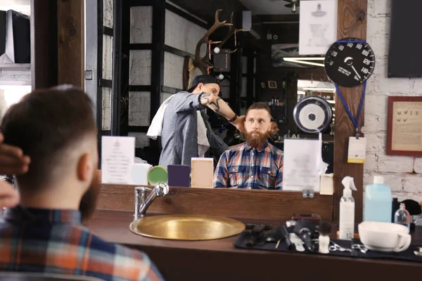 Barber making modern male hairstyle — Stock Photo, Image