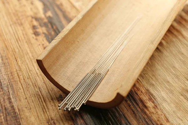 Hivatásos akupunktúrás tűk, fából készült háttér — Stock Fotó