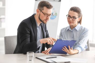 Konuları tartışmaya yöneticileri