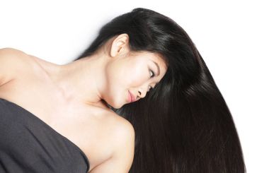 Uzun düz saçlı güzel kadın