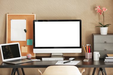 çalışma alanı büyük bilgisayar monitörü ile