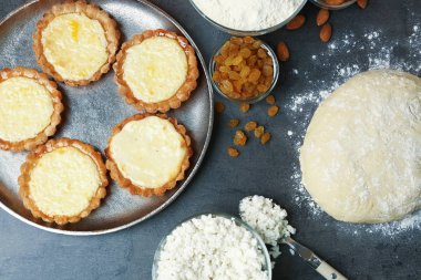 Lezzetli çıtır tart ile metal tepsi 