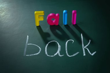 İfade Güz geri kara tahta arka plan üzerinde