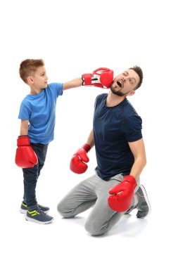 Baba ve oğul boks eğitimi sırasında