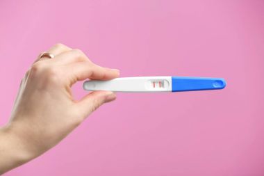 Hamilelik testi elinde 