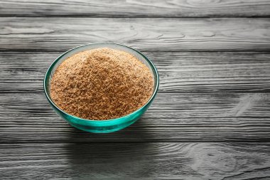 Ekmek kırıntıları ile cam kase