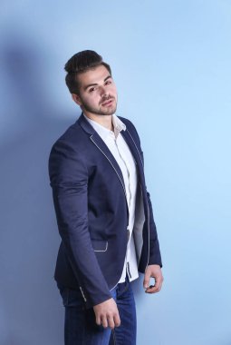 Yakışıklı genç adam. 