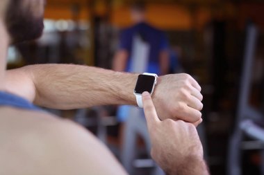 Fitness izci ile genç adam 