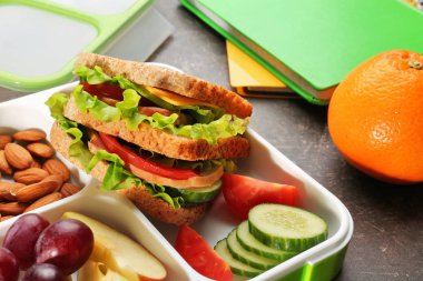 Lezzetli gıda ve Kırtasiye grunge arka plan üzerinde öğle yemeği kutusu