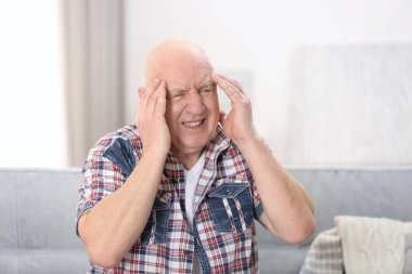 Baş ağrısı çeken son sınıf öğrencisi.  